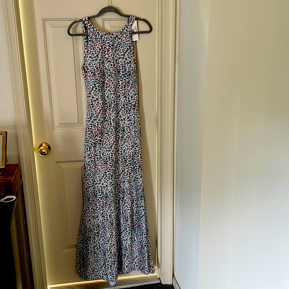 Never worn dress great for a wedding guest. I’m 5’4” and the length is perfect.